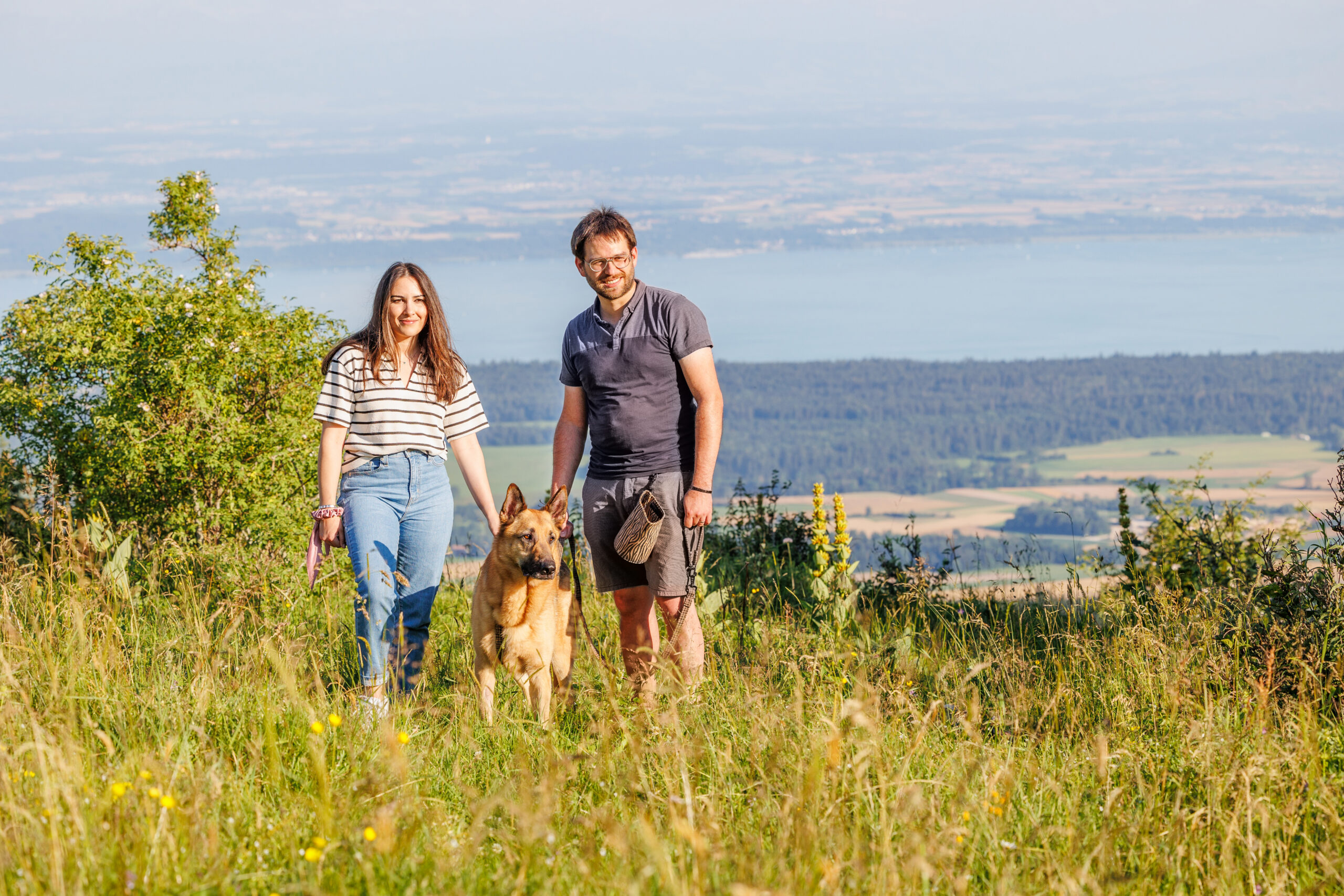 photographe animaliere neuchatel vue sur le lac humains et berger allemand
