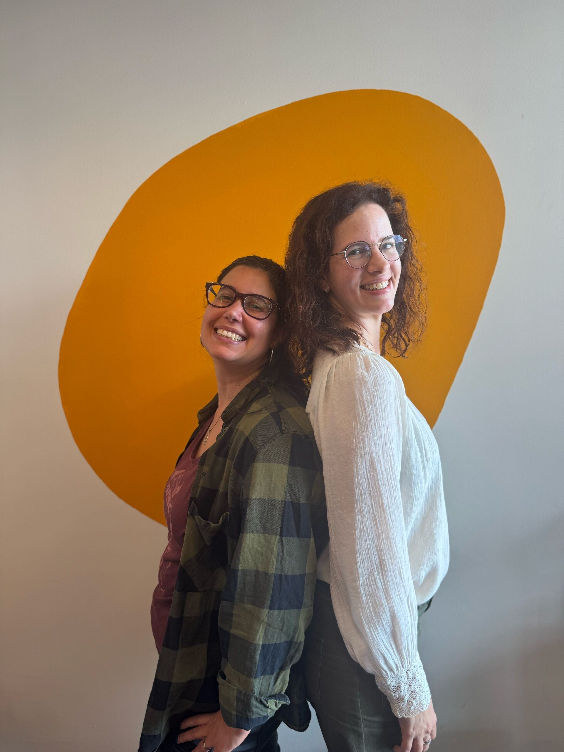 Sofia Rothen Photographie et Naima de Laksmi Vibrations dos à dos et souriantes en vue de leur collaboration alliant la photographie et la communication animale.