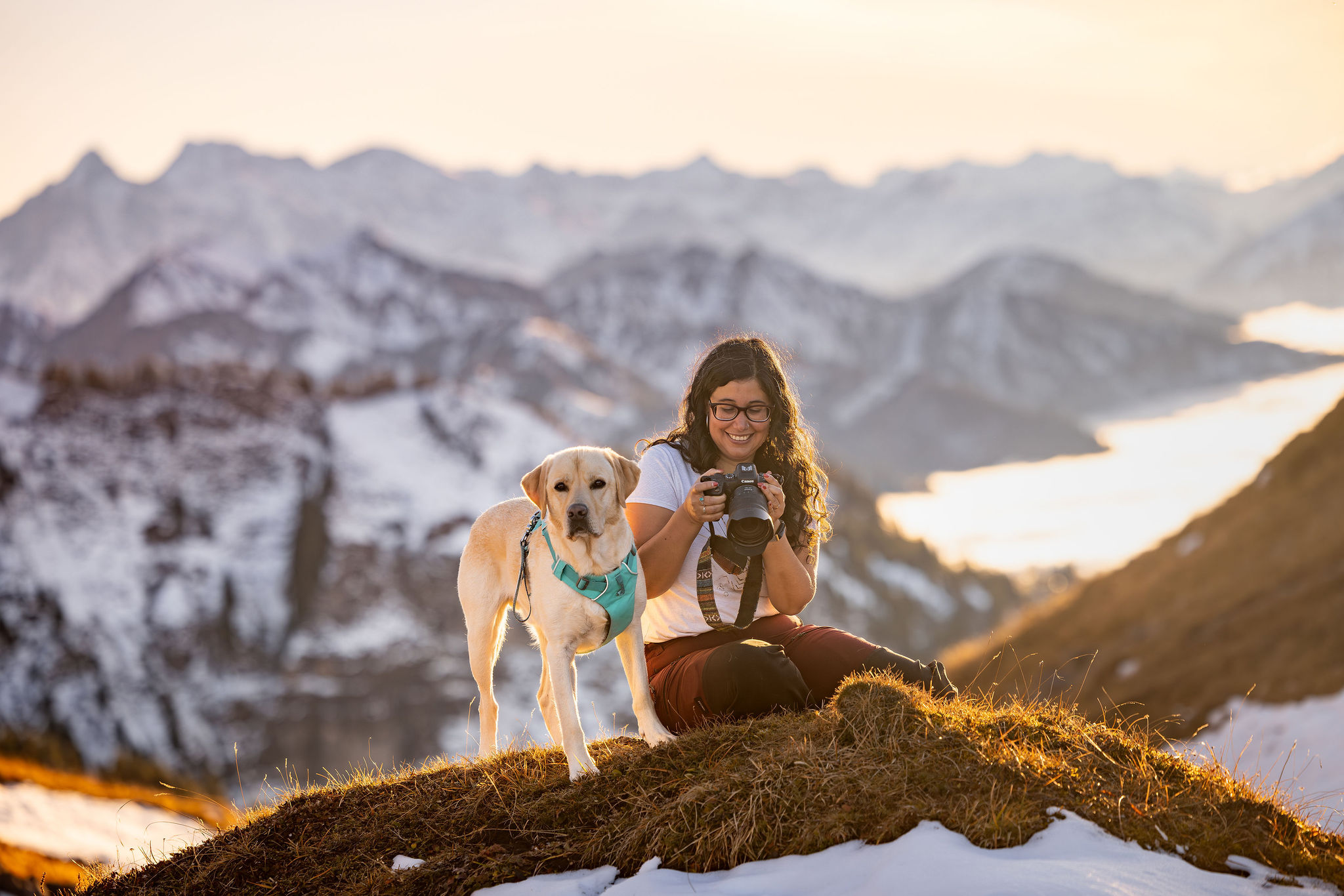 Photographe d'animaux de compagnie qui regarde son appareil photo lors d'une séance photo dans les montagnes suisses. 