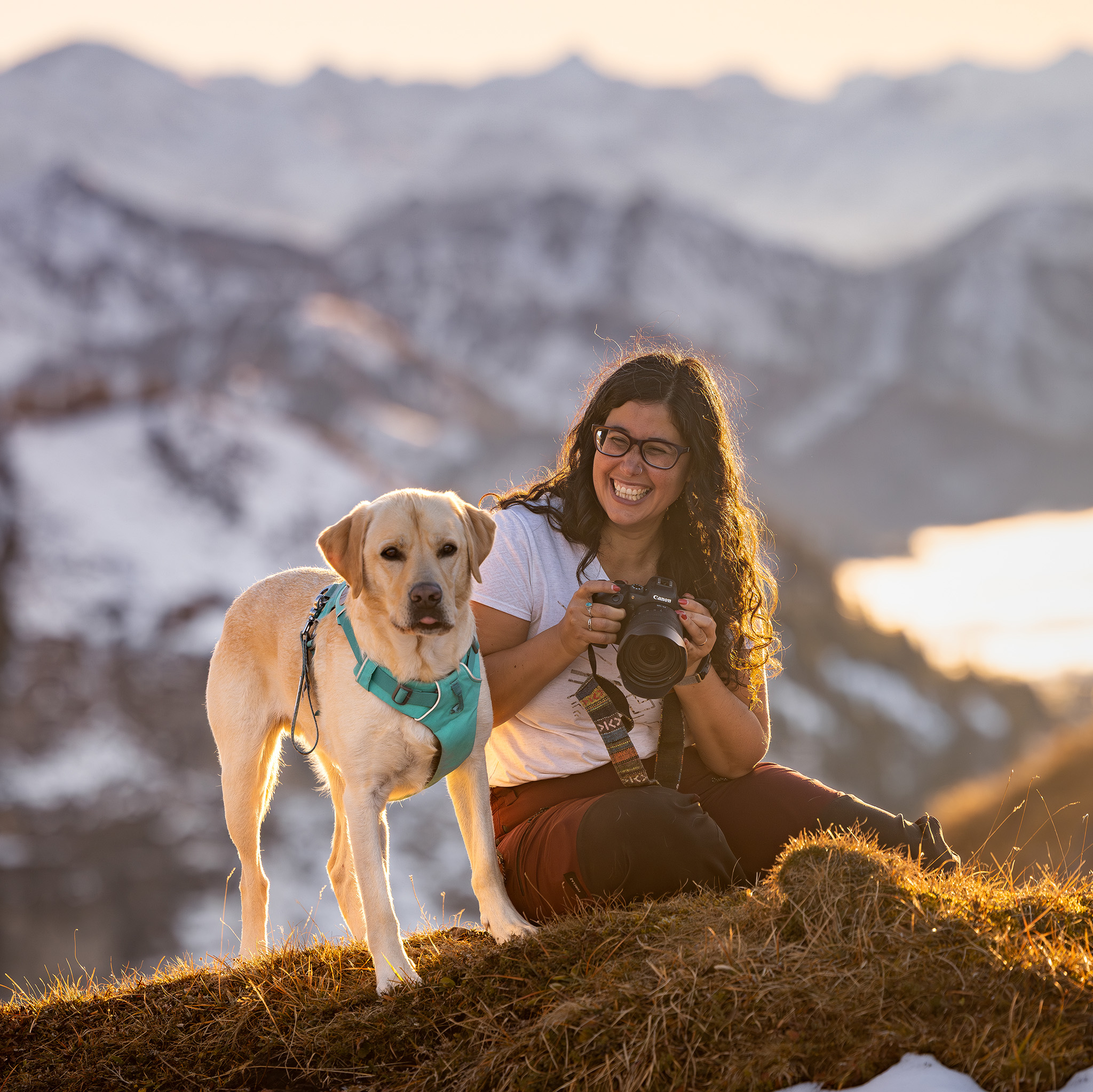 Sofia photographe pour animaux de compagnie en suisse et son chien Toast dans les montagnes.